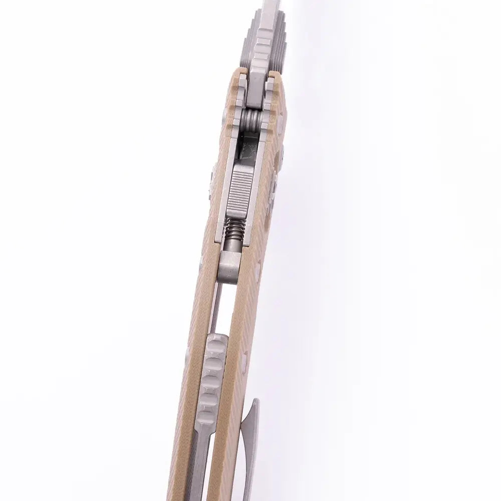 Microtech AMPHIBIAN RAM-LOK APOC STD FLUTED TANG10 (137RL-10APFLGTTA) סכין מתקפלת בצבע מדברי