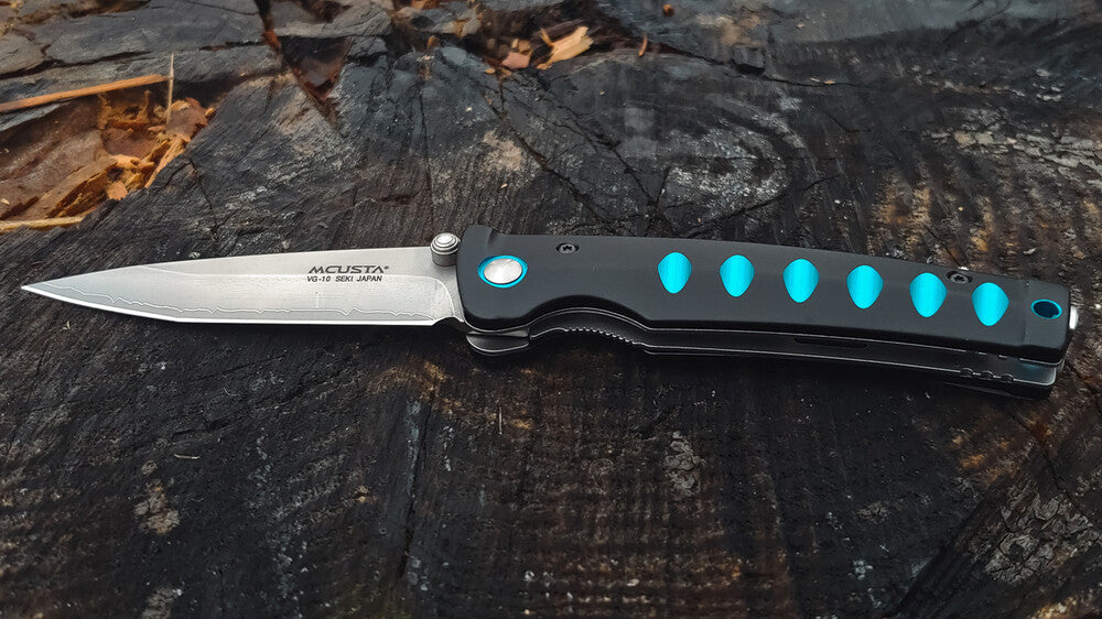 Mcusta Katana VG-10 Core San Mai Black/Blue Anodized Aluminum 10.7cm Folding knife